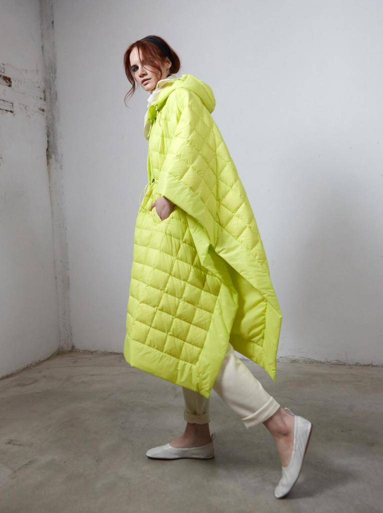Opvallende poncho in donsuitvoering (532 euro), van Psophia