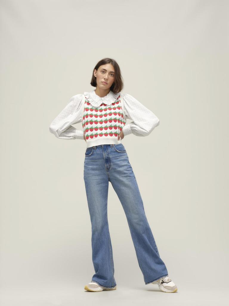 Stoer met een girlie accent: wijde seventies jeans (134,95 euro), romantische bloes (79,95 euro) en debardeur (64,50 euro), van Levi’s.