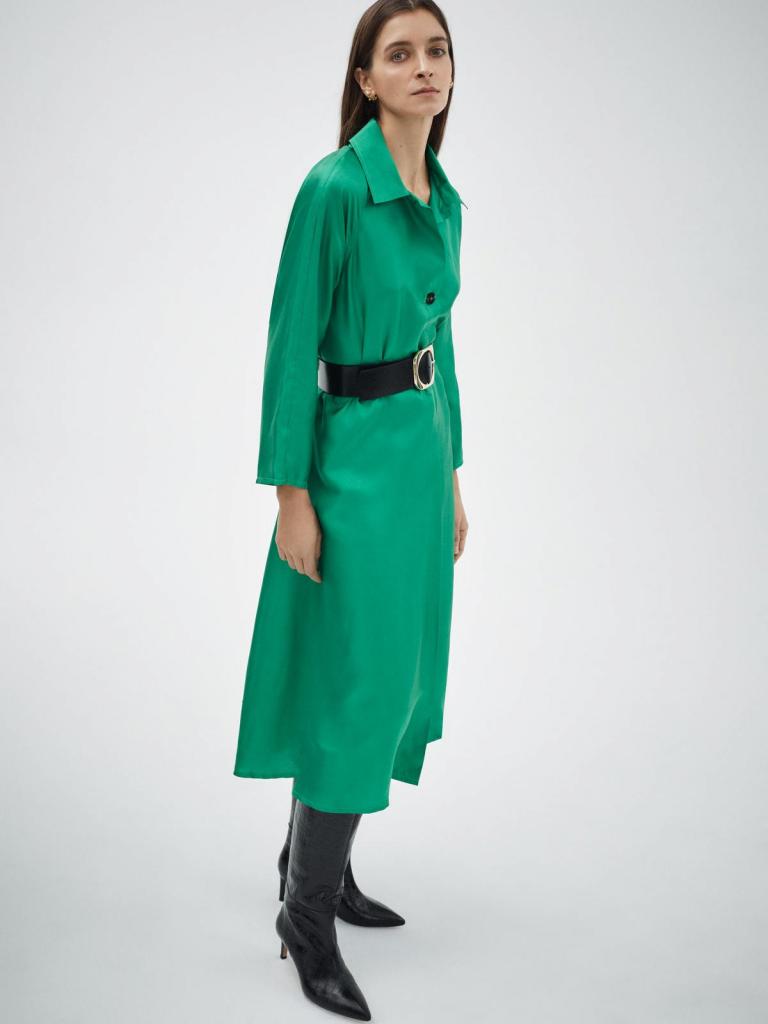 Smaragdgroene zijdeEenvoudige jurk in groene zijde, stijlvol voor het feest en ook draagbaar achteraf (495 euro), van Wright. 