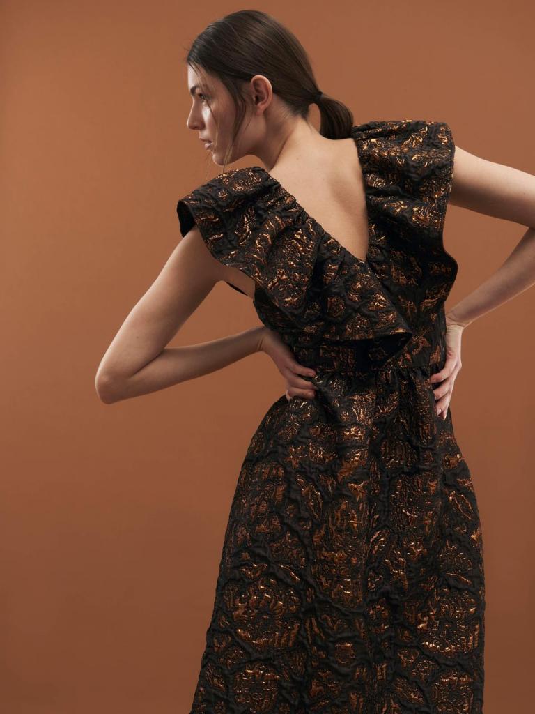 Verleidelijk decolletéMouwloze jurk met mooi rugdecolleté in zwart en goudkleurig reliëfmotief (129,99 euro), van Selected Femme. 