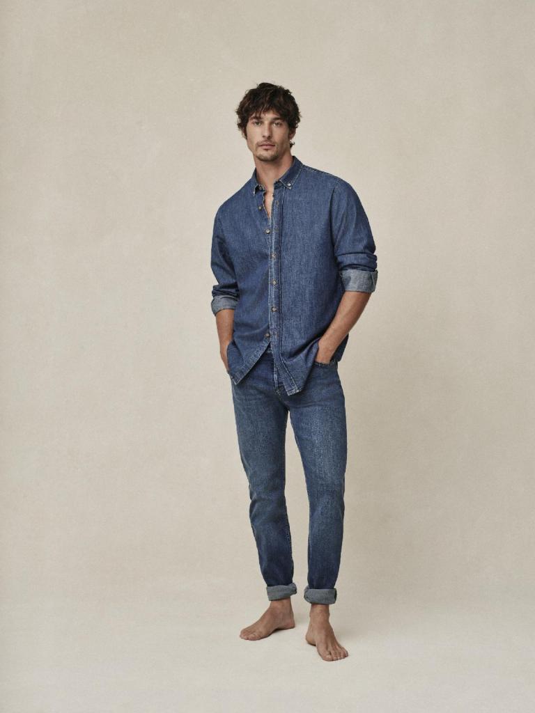Totaallook voor hemEenvoudig en comfortabel: hemd (129,95 euro) en jeans (139,95 euro), van Lois. 