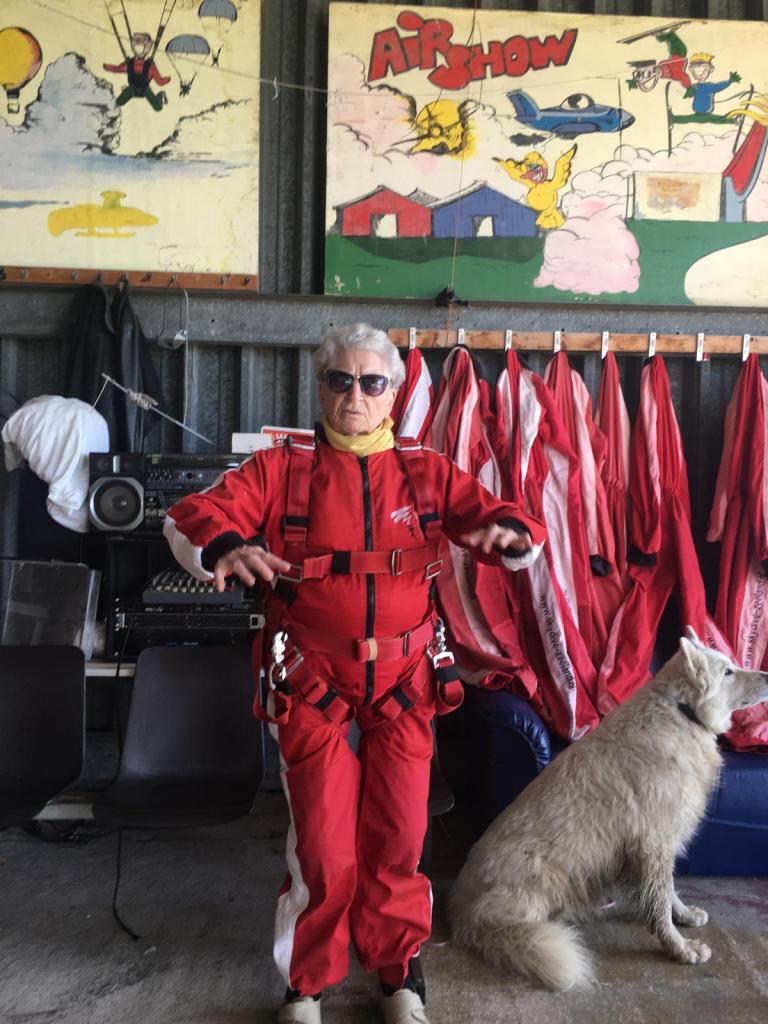 Als eeuwelinge maakte ze nog een parachutesprong boven Zeeland. (gf)