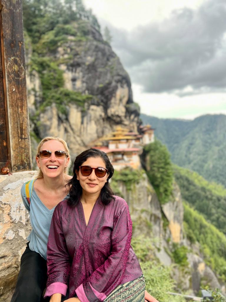 Rondreis in Bhutan: Journalist Nathalie en gids Kinza aan Taktsang