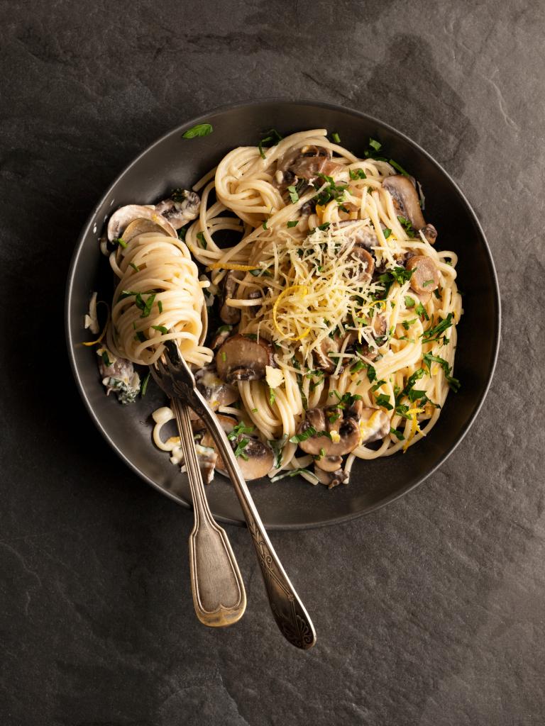 veganistische pasta carbonara met champignons