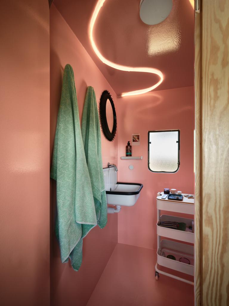 Een wetroom van de woonwagen zorgt ervoor dat de compacte ruimte in de badkamer optimaal benut wordt.