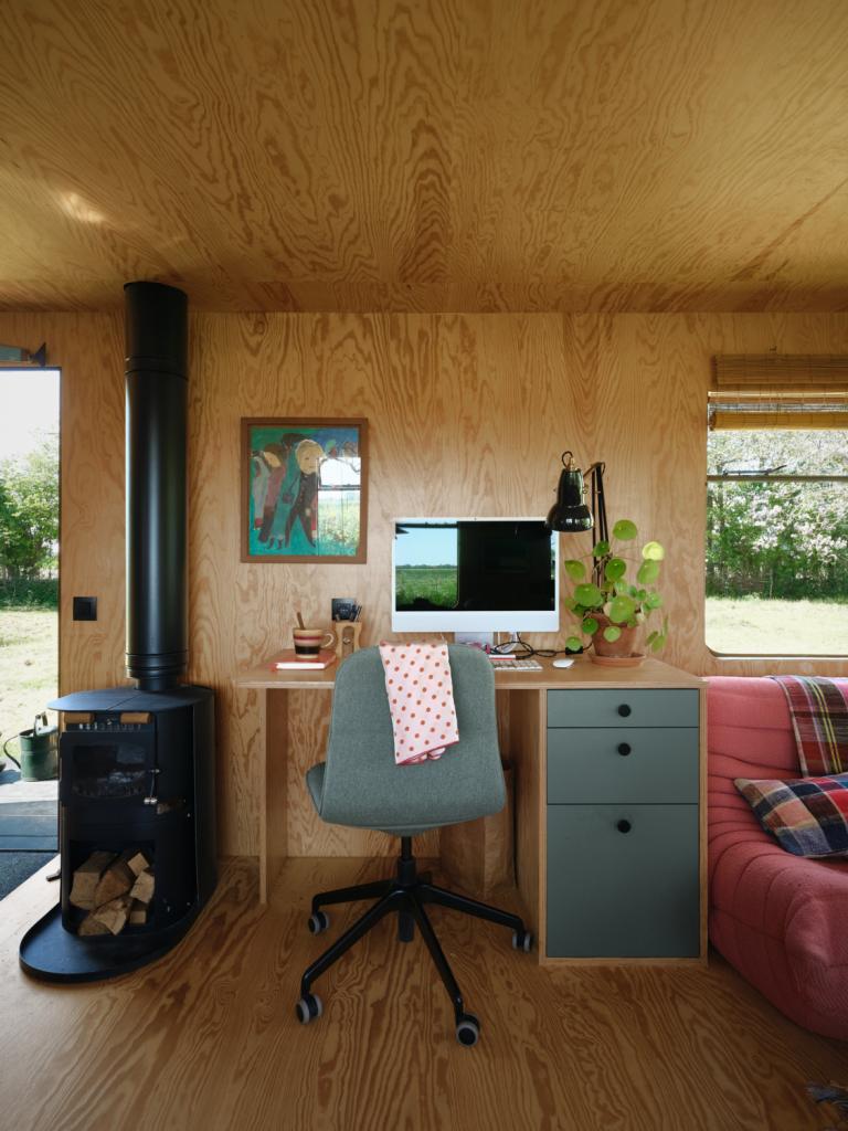 In de woonwagen richtte Kim een klein werkstation in zodat ze thuis kon blijven werken tijdens de verbouwing. De Engelse kachel in miniformaat brandde tijdens de vele natte maanden van het afgelopen jaar volop.