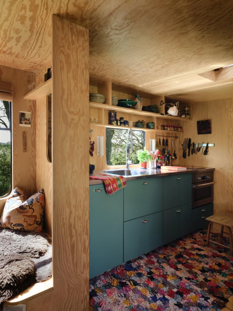 Kim en haar partner houden van koken. Een volwaardige oven, kookvuur en uitschuifbare koelkast konden niet ontbreken. De Ikea-kasten zijn afgewerkt met een toplaag in RVS.