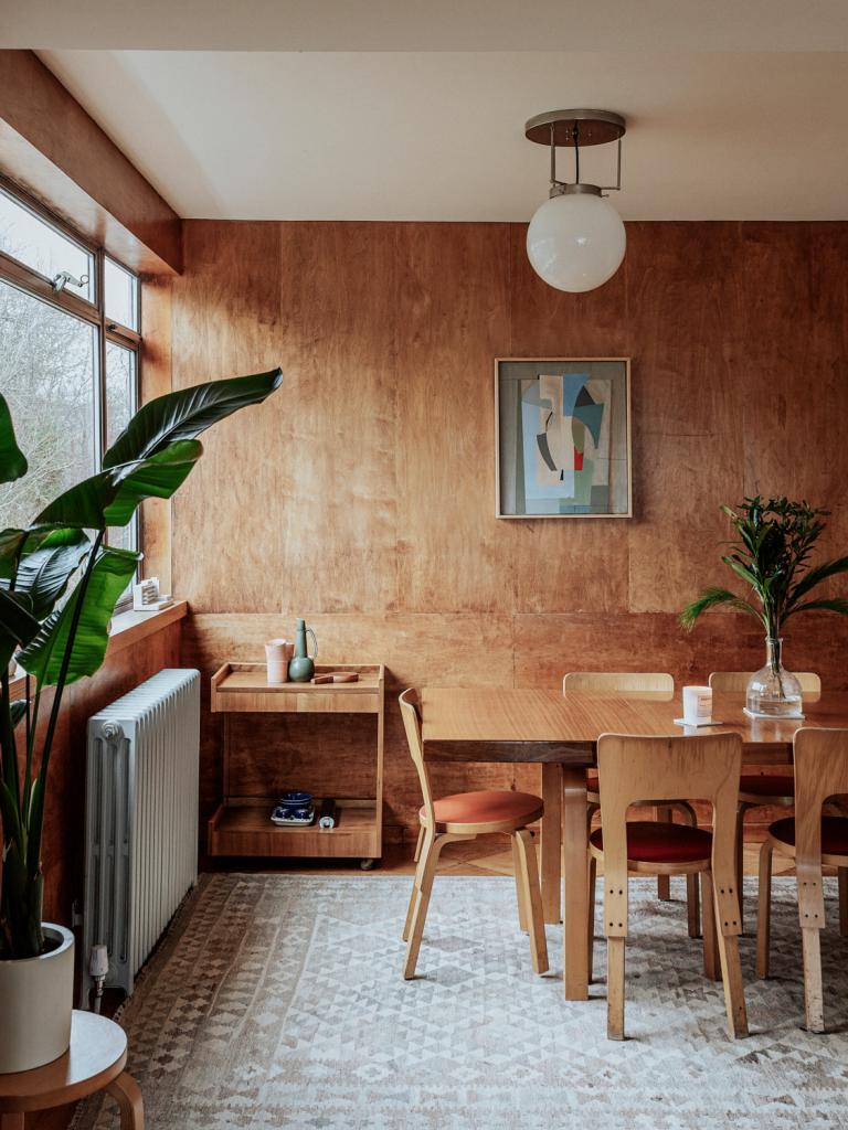 Tafel en stoelen van Alvar Aalto voor Artek, theewagen van Gerald Summers, lamp van Wilhelm Wagenfeld voor Tecnolumen.