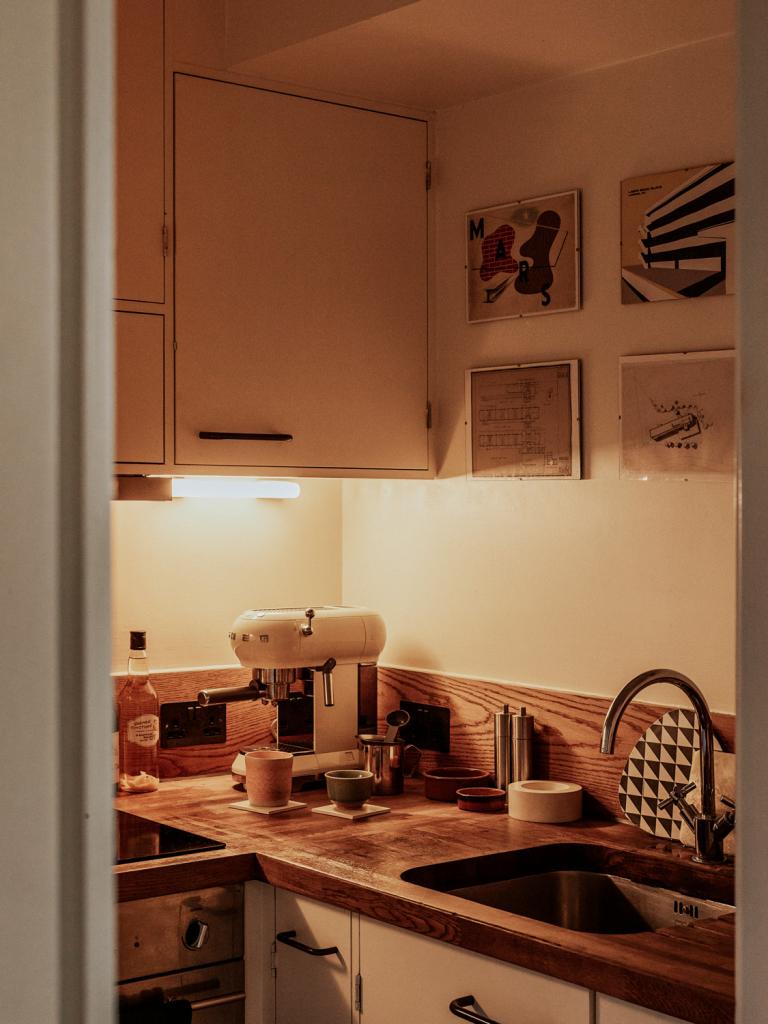 In de minuscule U-vormige inbouwkeuken is zelfs geen ruimte voor een vaatwasser of grote koelkast.