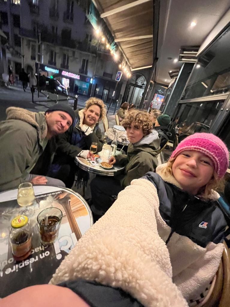 Een foto van Libelle-redactrice Annelies met haar gezin op een terras in Parijs.