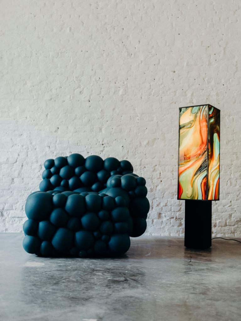 Eenzit uit de Mutation Series, Stained Glass Lights-lamp in samenwerking met de glas-in-loodexperts van Atelier Mestdagh.