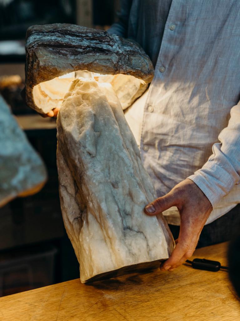Elke Cairn-lamp wordt door De Ceulaer eigenhandig met slijper, hamer en beitel uit een blok natuursteen gehouwen. Het heeft hem veel over beeldhouwen en sculpturaal werken geleerd.
