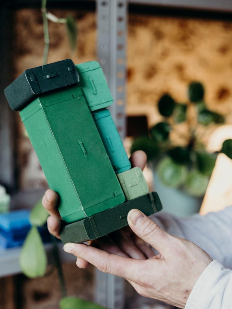 De maquette van zijn afstudeerproject en intussen iconische design A Pile of Suitcases. Het zorgde ervoor dat Maarten De Ceulaer meteen internationaal werd opgepikt.