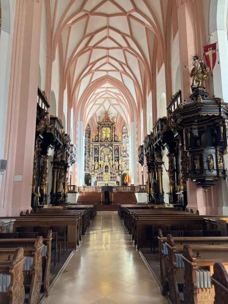 Een foto van de basiliek in Mondsee, Oostenrijk.