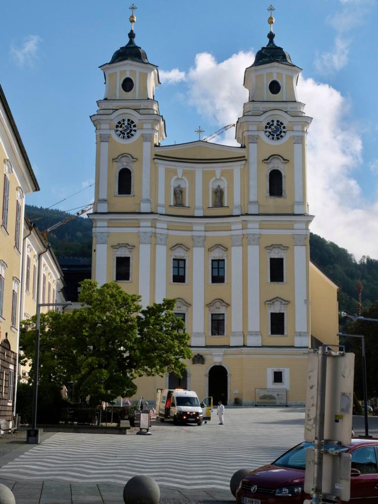 Een foto van de basiliek in Mondsee waar Maria trouwt met haar kapitein in The Sound of Music.