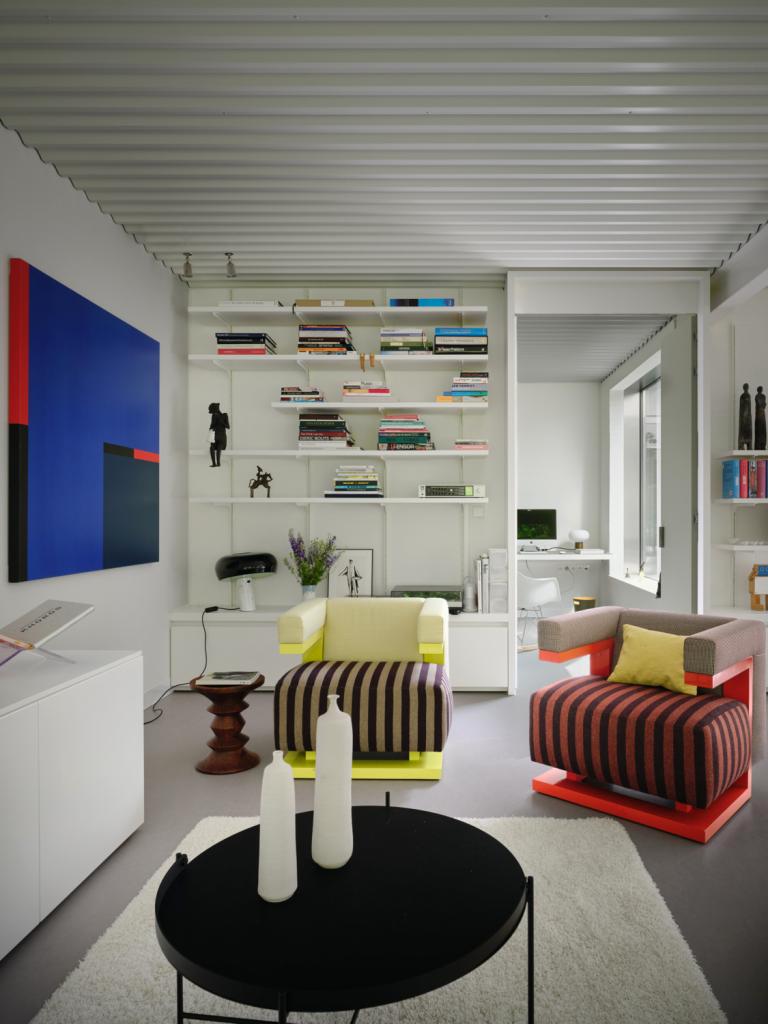 De woonkamer is gevuld met boeken en kunst. De F51-armstoelen van Walter Gropius zorgen voor kleur in huis.