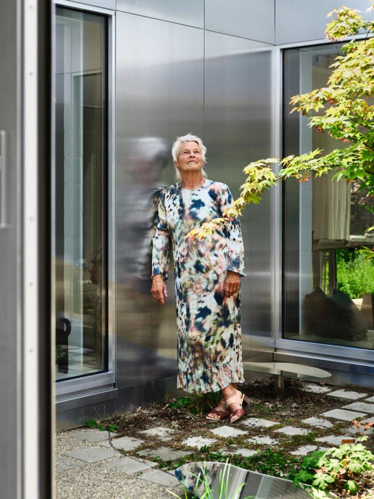 Betty. De spiegels onder de esdoorn waren een idee van landschapsarchitect Karolien Keppens. ‘Soms kom ik ’s nachts naar de weerspiegeling van de sterren kijken’, vertelt Betty.