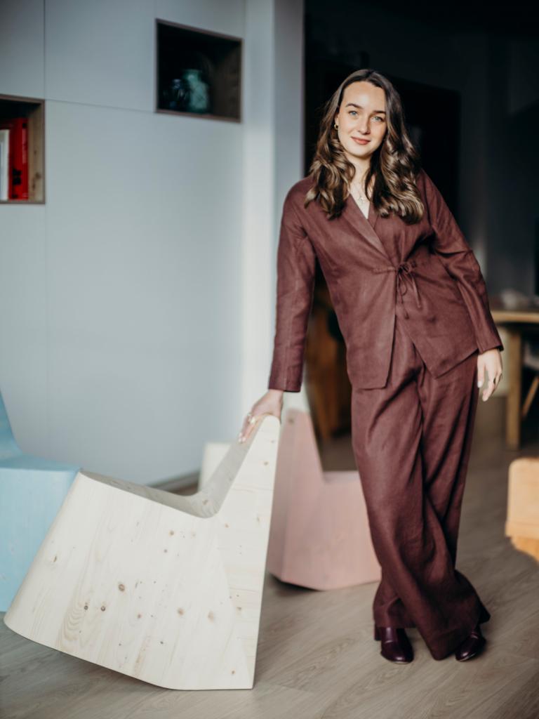 Lotte Cobbaert en haar wiebelende TOPPLEchair ‘Ik wiebel zelf ook weleens, een kennis met ADHD doet het continu. Er wordt vaak gedacht dat hij op die manier zijn energie kanaliseert, maar eigenlijk zorgt het wippen ervoor dat hij prikkels beter kan filteren en rustiger wordt.’