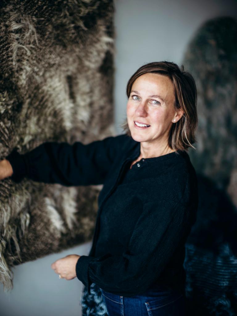 Liesbet Braeckman: ‘Ik werk zoals een schilder die zijn verf en kleuren mengt: ik combineer mijn stoffen op basis van kleur, textuur en dikte. Daarna ga ik aan de slag met de faux chenille.’