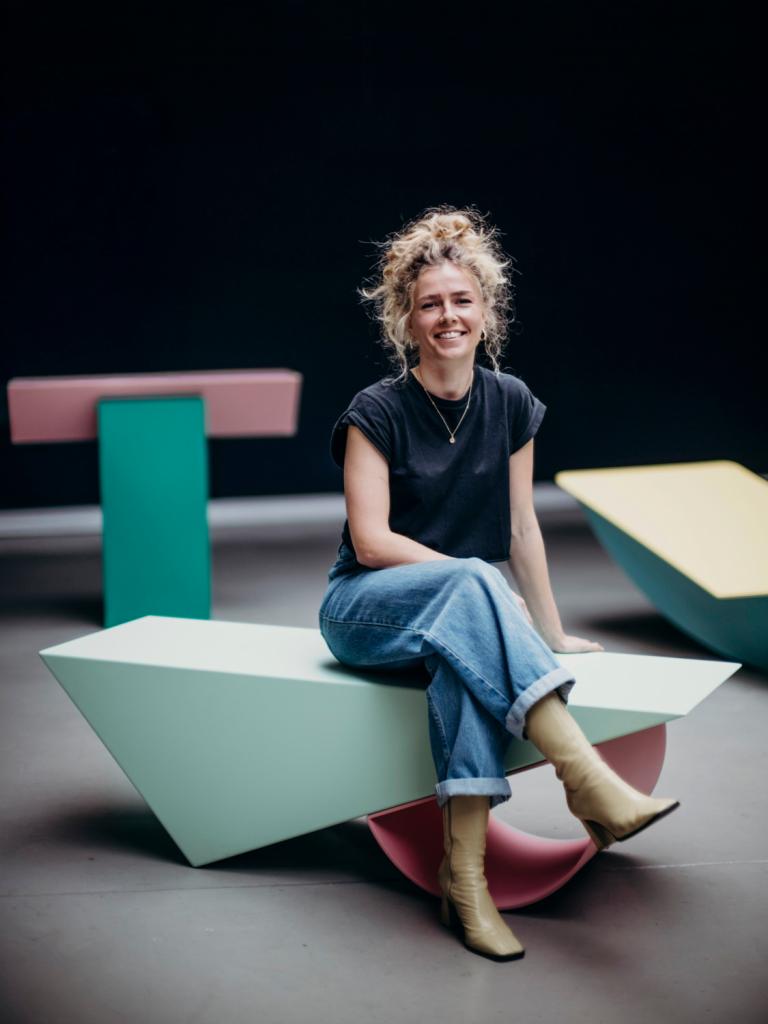 Debora Vancayzeele op salontafel CO, haar ode aan vreugde.’ik hou ervan om iets abstracts, zoals een gevoel, te vertalen naar iets tastbaars, iets dat mensen kunnen begrijpen.’