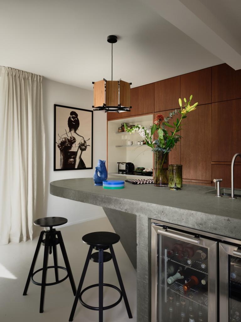 Het keukeneiland werd ter plaatse gegoten door The Goodlife Projects. Het hanglampje is model MVV van Marset.