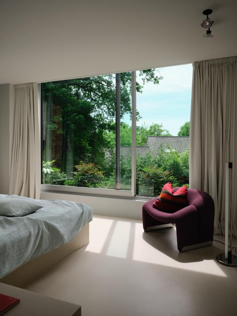 In de slaapkamer pronkt de Groovy chair van Pierre Paulin.