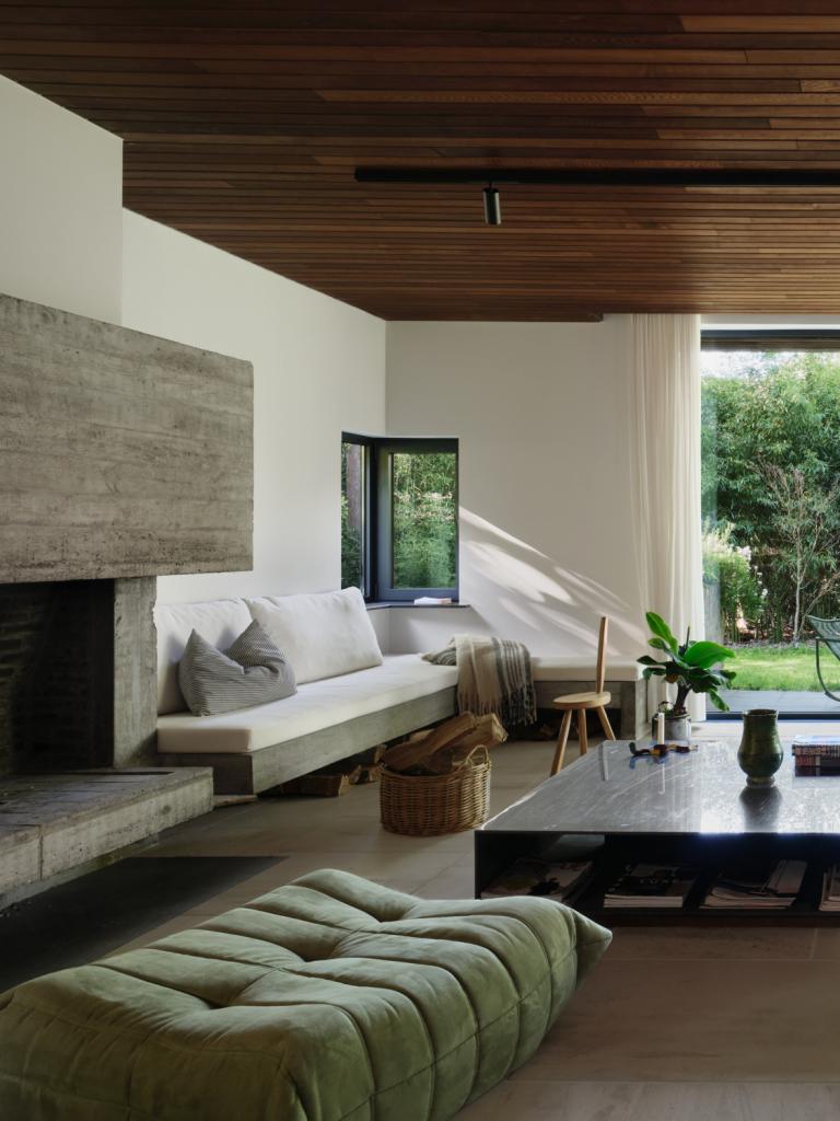 De originele betonnen bank werd met dertig centimeter uitgebreid om een gezellige loungehoek te creëren.