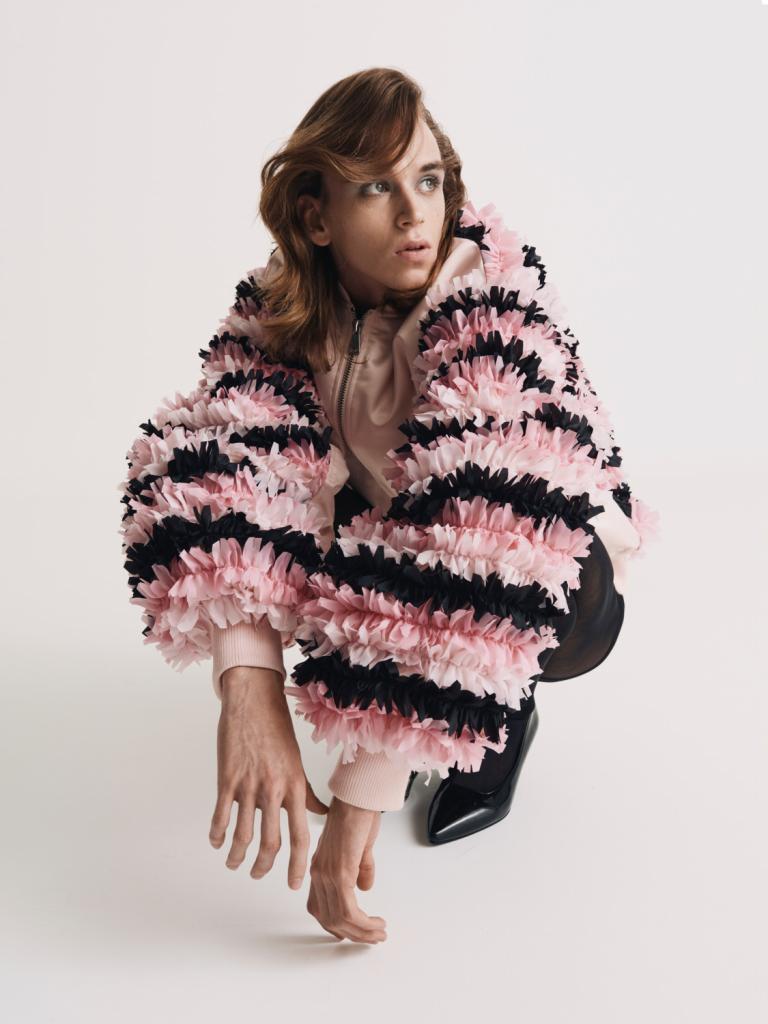 conor turley wit hemd voor Essentiel Antwerp genderfluide collectie