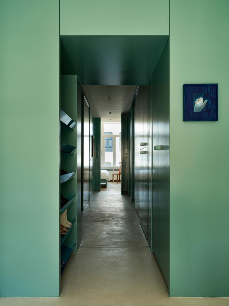 De dressing gang leidt naar de gastenkamer. Het werkje rechts van Judit Kristensen kocht Sarah bij Plus-One Gallery in Antwerpen.