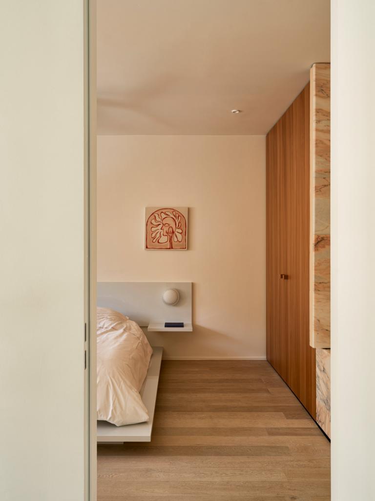 Het bed met ingebouwde nachtlampjes is op maat gemaakt. Het werkje rechts is van de Iers-Indische Anousha Payne die in Parijs woont en werkt.