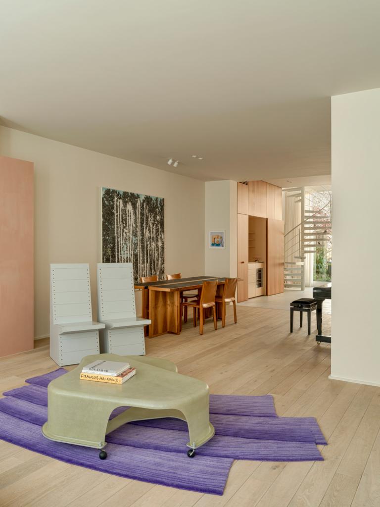 Het tapijt ontwierp Sabine Marcelis voor cc-tapis, de salontafel is een eerste project van Awe Antwerp ontworpen door Contekst. De grijze stoelen van Dom Hans van der Laan komen uit de abdij Roosenberg in Waasmunster. Aan de (eet)tafel en bijhorende stoelen van Bernini is Sarah gehecht, zo stonden vroeger in de praktijk van haar vader.  Het schilderij is van de Koreaanse kunstenaar Yoo Geun-Taek die deelnam aan de allereerste tentoonstelling bij Newchild. 