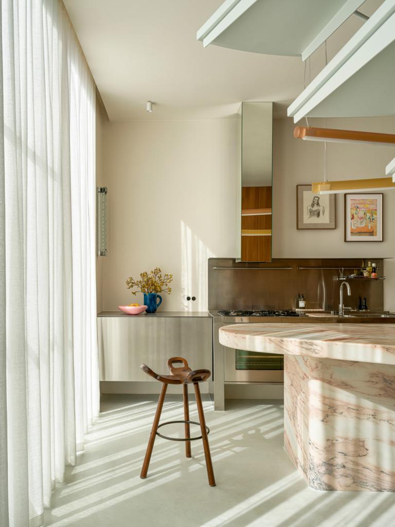 De ‘Frenesi’ lamp in de hoek is ontworpen door Luca Guadagnino voor Fontana Arte. Guadagnino is ook filmregisseur van onder andere ‘Call me by your name’ met Timothée Chalamet.