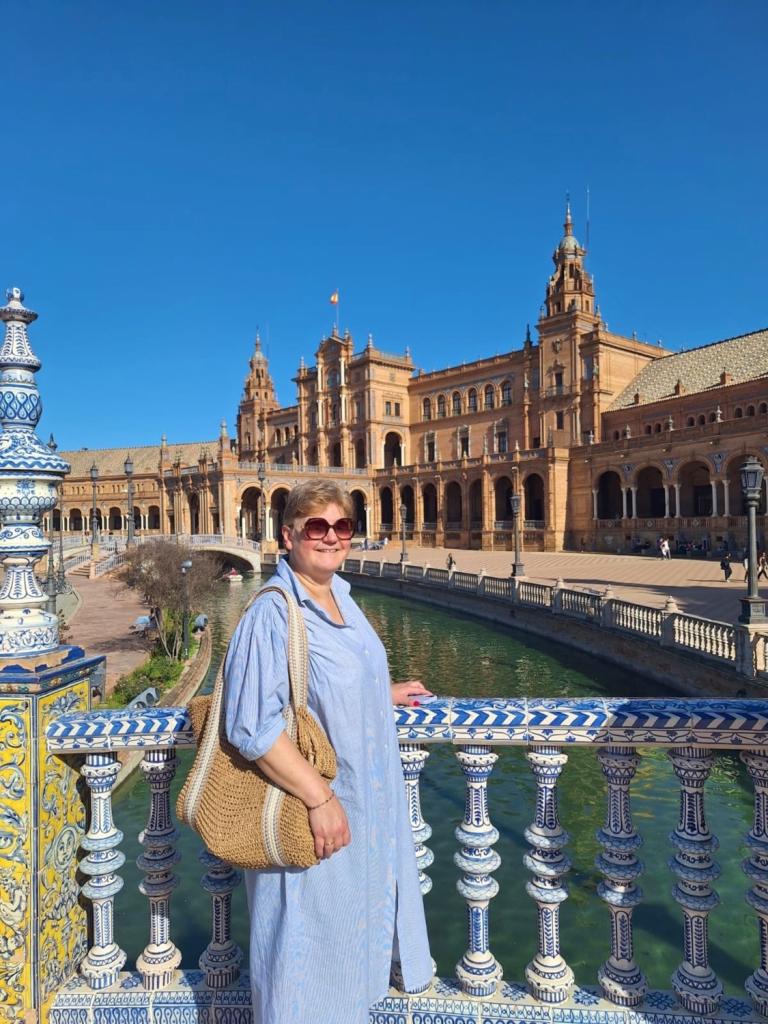 Kristel op een betegeld brugje bij de Plaza de España