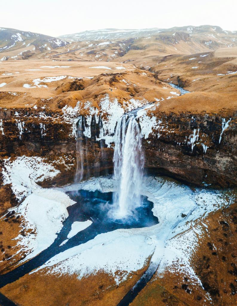 vulkaanachtige landschap van de bergen en gletsjers in IJsland