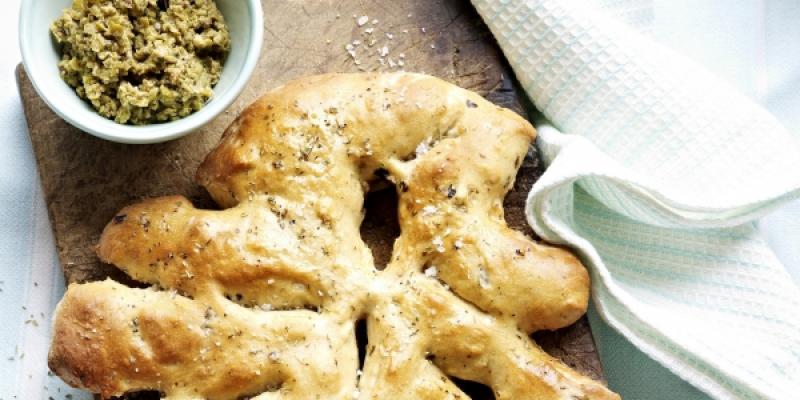 Fougasse met ansjovis en olijventapenade
