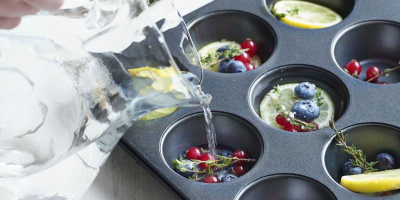 Koninklijke familie Maak een bed Werkwijze Zo maak je fruitige ijsblokjes voor in je gin-tonic - Libelle Lekker