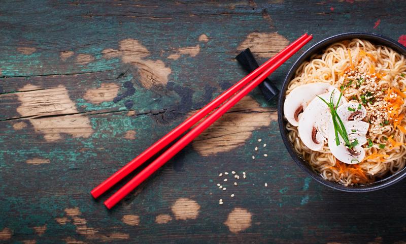 Asian noodles with vegetables and mushrooms, soy sauce, sticks on a dark background, top view with copy space; Shutterstock ID 432535774; Projectnummer: B09773 ; Uitgave: Libelle Lekker; Traffic: Rien Delvaux; Anders: /