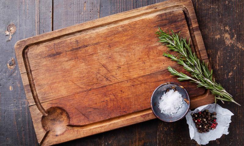Chopping board, seasonings and rosemary on dark wooden background; Shutterstock ID 236994979; Projectnummer: B09773 ; Uitgave: Libelle Lekker; Traffic: Rien Delvaux; Anders: /