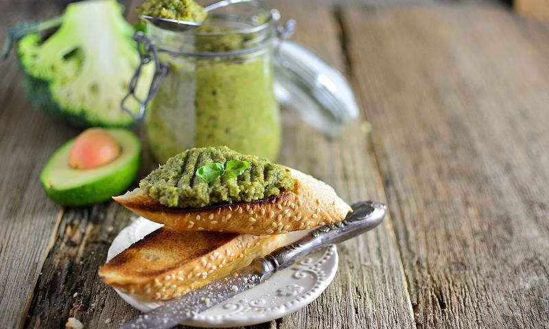 Green pesto sauce with broccoli and avocado on grilled toast, wooden old background with copy space; Shutterstock ID 611552099; Projectnummer: B09773 ; Uitgave: Libelle Lekker; Traffic: Rien Delvaux; Anders: /