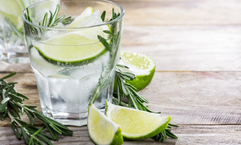 drink with fresh lime and rosemary on a wooden background; Shutterstock ID 573981856; Projectnummer: B09773 ; Uitgave: Libelle Lekker; Traffic: Rien Delvaux; Anders: /