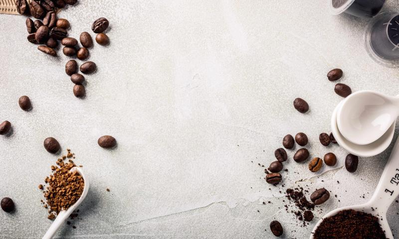 Background with assorted coffee, coffee beans, ground and instant, pads and capsules, retro style toned, copy space, top view.; Shutterstock ID 563553361; Projectnummer: B09773 ; Uitgave: Libelle Lekker; Traffic: Rien Delvaux; Anders: /