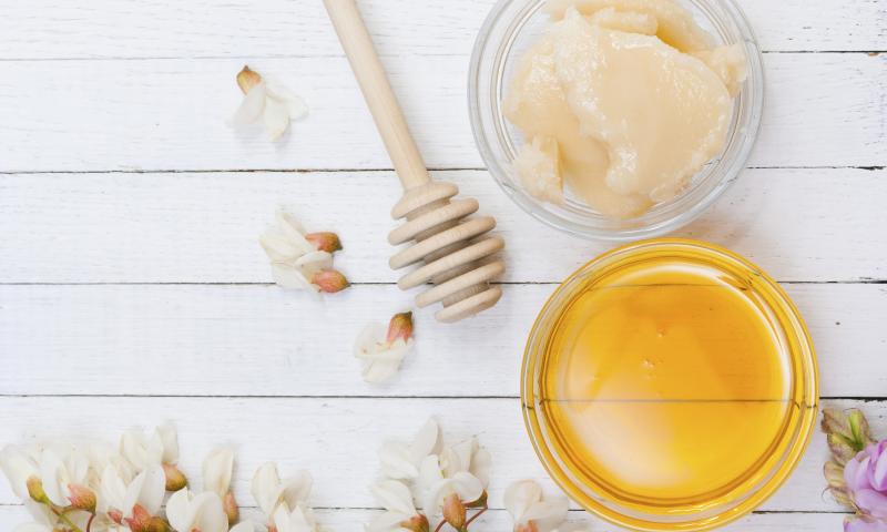 robinia honey with acacia blossoms on wooden table; Shutterstock ID 147409451; Projectnummer: B09773 ; Uitgave: Libelle Lekker; Traffic: Rien Delvaux; Anders: /