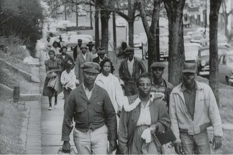 Foto van zwarte inwoners van Montgomery, die meer dan een jaar lang al wandelend naar hun werk gingen als boycotr hun werk.