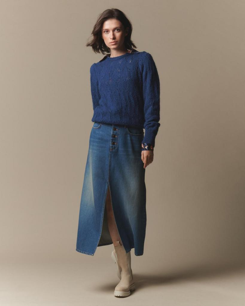 Lange jeansrok met split (149,95 euro) en trui van mohairwol (144,95 euro), van Heart Mind.