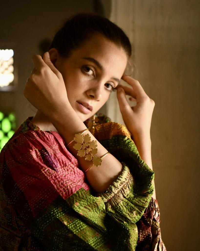 A passage to IndiaDe West-Vlaamse ontwerpster Christine Bekaert heeft haar hart aan India verpand en heeft er ook haar atelier waar haar creaties artisanaal vervaardigd worden. Sinds kort brengt ze ook zijden outfits in beperkte oplage uit. Prijs armband: 295 euro.