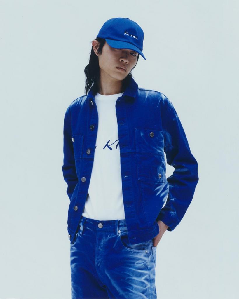 Klein-blueHet Franse designerlabel Etudes brengt dit seizoen een capsulecollectie uit in ‘Yves Klein-blauw’, naar aanleiding van de 60ste verjaardag van het overlijden van Yves Klein. Jas (650 euro), pantalon (450 euro) en T-shirt (100 euro). 