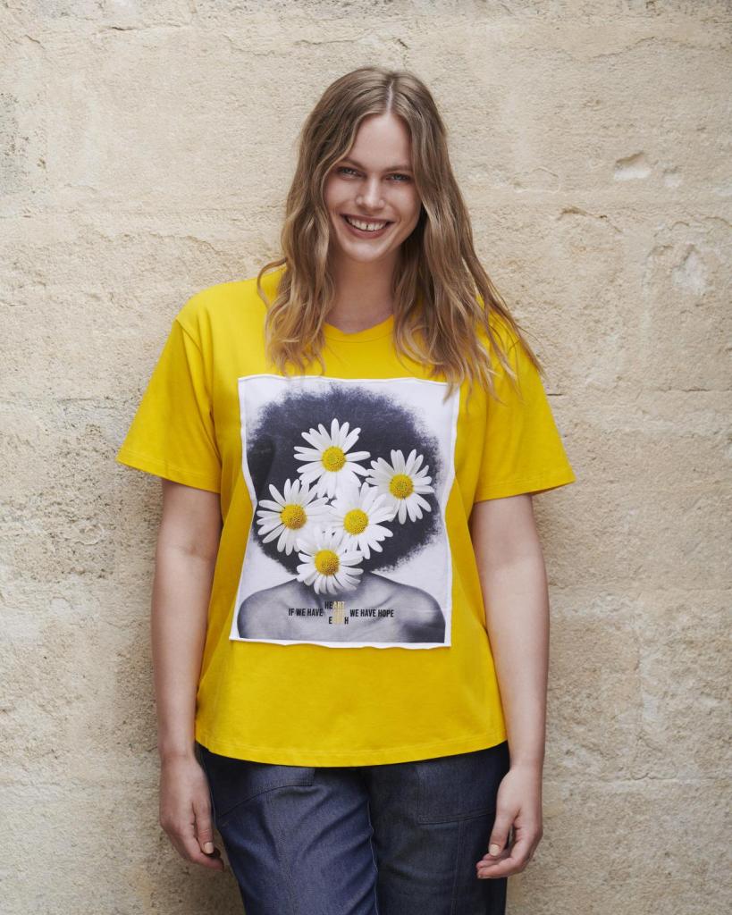 Kunstige margrietT-shirt met een kunstige boodschap (145 euro), van Marina Rinaldi. 
