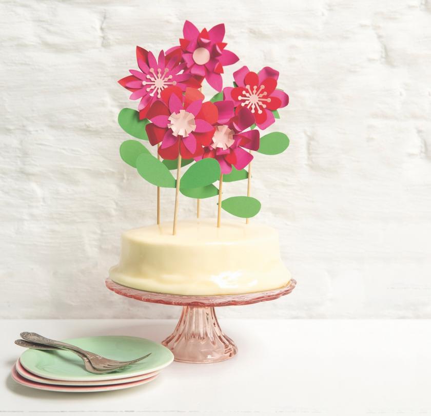 Des fleurs en papier pour décorer un gâteau d'anniversaire
