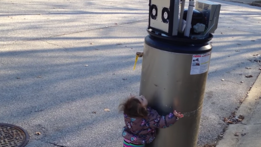 Video Trop Mignonne Une Petite Fille Tombe Amoureuse D Un Robot Femmes D Aujourd Hui
