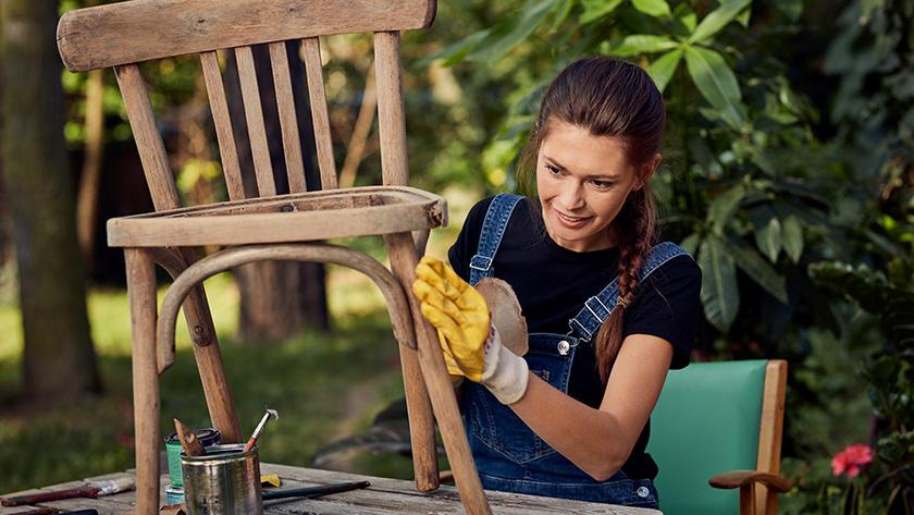 In 7 stappen je houten tuinmeubelen weer als nieuw Libelle